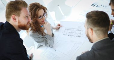 Grup genç Mimarlar proje üzerinde birlikte çalışma