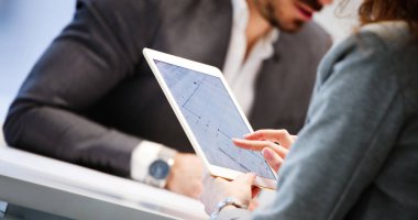 Fotoğrafı tablet Ofis Masası üzerinde kullanma işadamı kapatmak