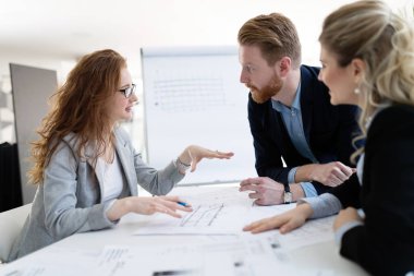 Takım birlikte Office proje üzerinde çalışan mimarlar