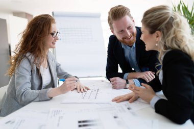 Takım birlikte Office proje üzerinde çalışan mimarlar