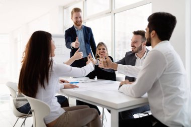 Takım birlikte Office proje üzerinde çalışan mimarlar