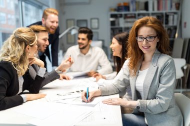 Takım birlikte Office proje üzerinde çalışan mimarlar