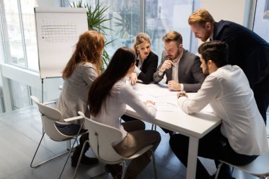 Takım birlikte Office proje üzerinde çalışan mimarlar