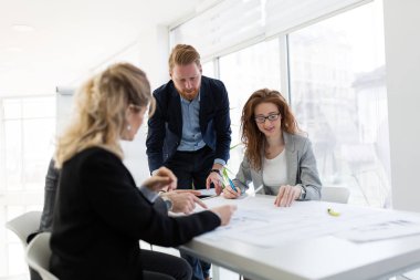 Takım birlikte Office proje üzerinde çalışan mimarlar