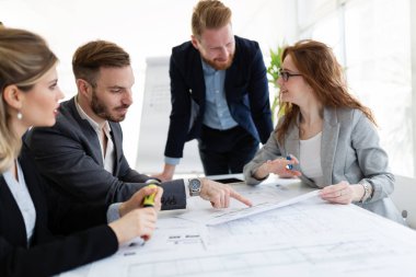 Takım birlikte Office proje üzerinde çalışan mimarlar