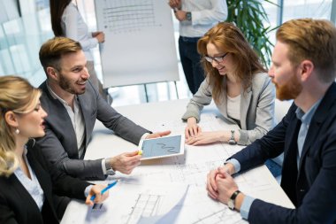 Takım birlikte Office proje üzerinde çalışan mimarlar