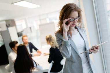 Ofiste dijital tablet kullanan çekici genç bir kadın mimar.