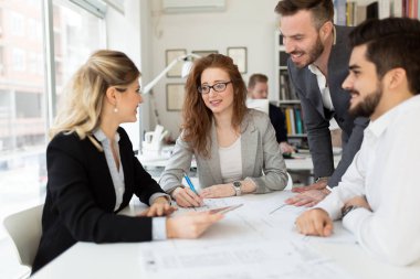 Takım birlikte Office proje üzerinde çalışan mimarlar