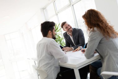 Takım birlikte Office proje üzerinde çalışan mimarlar