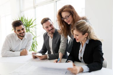 Takım birlikte Office proje üzerinde çalışan mimarlar