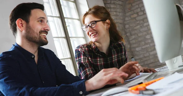 Ritratto Giovani Designer Attivi Che Lavorano Computer — Foto Stock