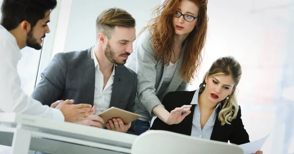 Gruppo Giovani Architetti Che Lavorano Insieme Progetto — Foto Stock