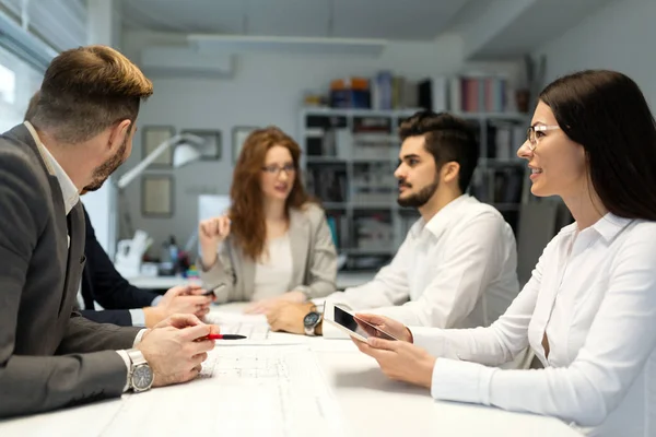 Equipo Arquitectos Trabajando Juntos Proyecto Oficina — Foto de Stock