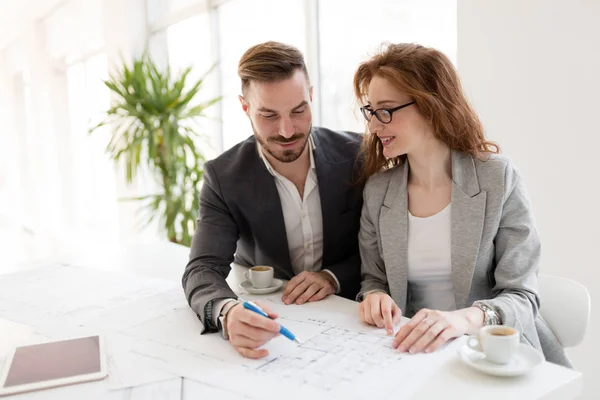 Två Unga Arkitekter Arbetar Tillsammans Projektet Office — Stockfoto