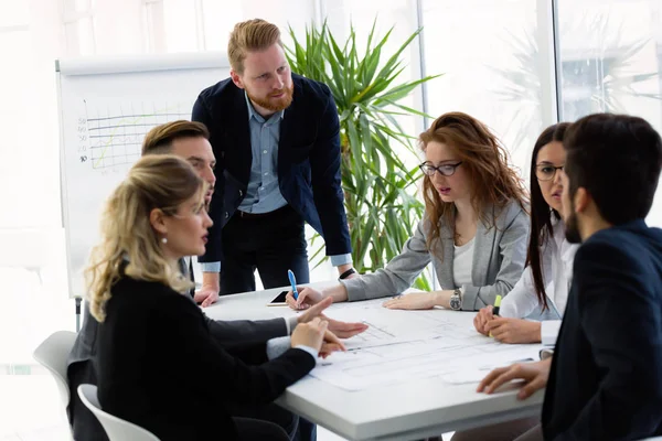 Grup genç Mimarlar proje üzerinde birlikte çalışma