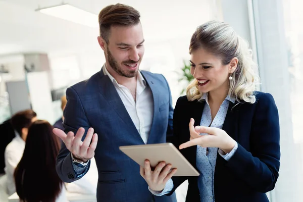 Jonge Aantrekkelijke Architect Collega Digitale Tablet Gebruiken Office — Stockfoto