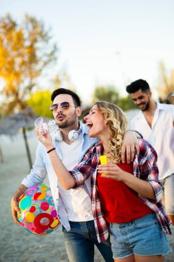Kumsalda birlikte iyi vakit geçiriyor Fiends