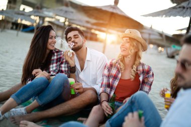 Yaz, tatil, tatil ve mutluluk kavramı - arkadaş grubu