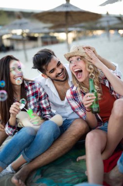 Yaz, tatil, tatil ve mutluluk kavramı - arkadaş grubu