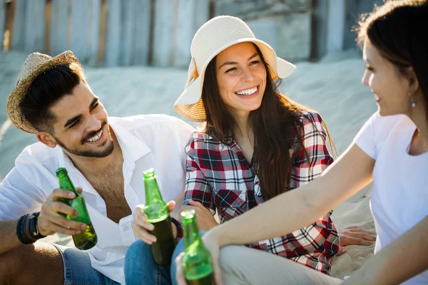 Groupe Jeunes Amis Riant Buvant Bière Plage — Photo