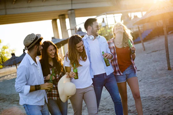 Gülüyor ve açık havada gülümseyen güzel mutlu arkadaşlar