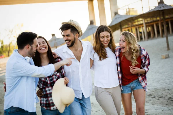 Groupe Jeunes Heureux Profitant Vacances Été Sur Plage — Photo