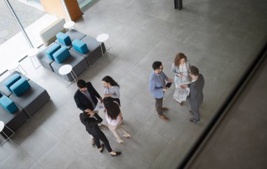 Ofisteki projede işbirliği yapan bir grup iş adamı