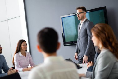 Bir grup mimar ve iş adamı birlikte çalışıyor ve beyin fırtınası yapıyorlar.