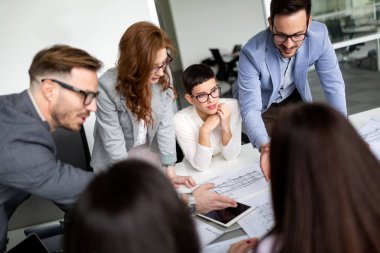 Grup içinde avukatların tartışırken sözleşme birlikte ofise uygun