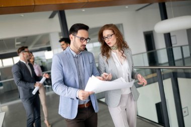 Ofisteki projeyi gözden geçiren kendinden emin genç iş adamları