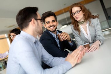 sohbet ve ofiste bir konferansta kahve içme iş adamları