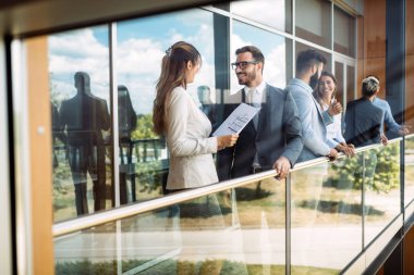 İş adamları iş yerinde eğleniyor ve sohbet ediyorlar.