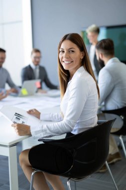 Ofiste iş projesi nde birlikte çalışan bir grup iş arkadaşı