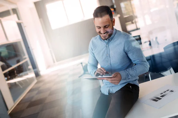 Retrato Joven Gerente Exitoso Usando Panel Táctil Para Prepararse Para — Foto de Stock