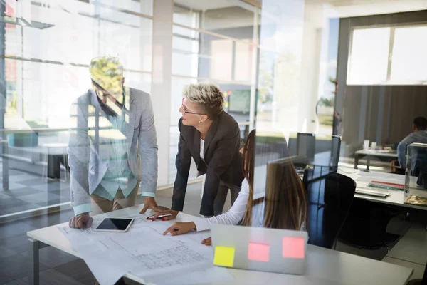 Gruppe Von Architekten Und Geschäftsleuten Die Zusammenarbeiten Und Brainstorming Betreiben — Stockfoto