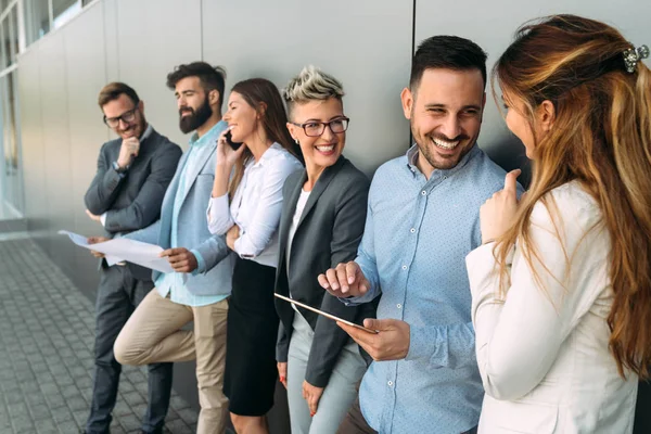 Grupo Empresarios Jóvenes Empresarios Comparten Sus Ideas —  Fotos de Stock