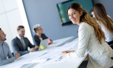 Modern toplantı odasında etmek ve iş kişi konferans