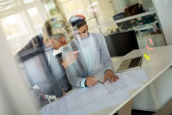 Gruppe Von Geschäftsleuten Geschäftsleute Teilen Ihre Ideen — Stockfoto