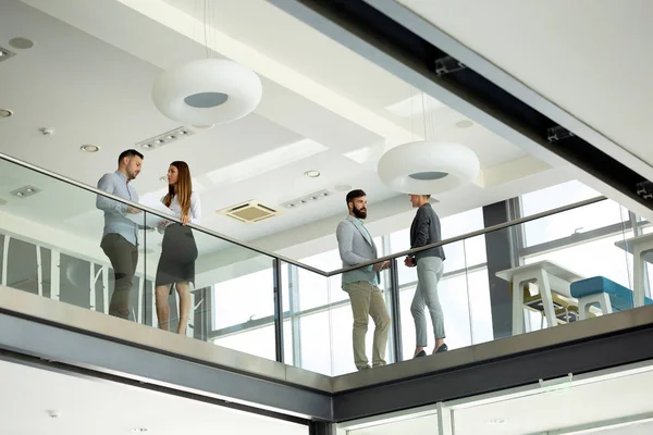 Geschäftsleute Diskutieren Moderner Büro Lobby Über Dokumente — Stockfoto