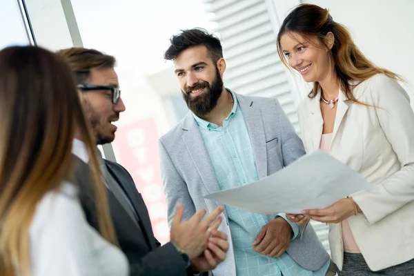 Groupe Gens Affaires Collaborant Sur Projet Dans Bureau — Photo