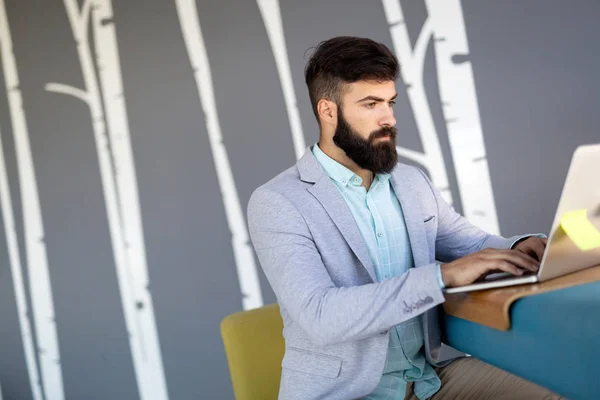 Gerichte serieuze zakenman in pak denken lezen online nieuws — Stockfoto