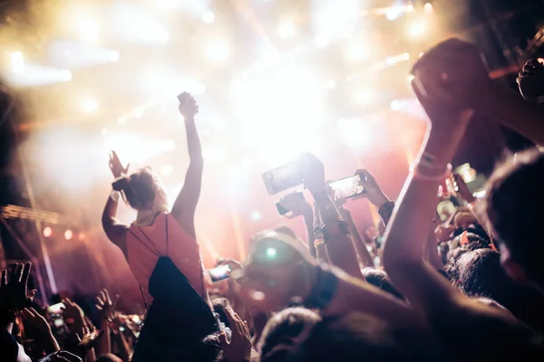 Portret Van Gelukkig Dansende Menigte Genieten Muziekfestival — Stockfoto