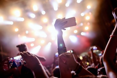 Müzik Festivali'nde zevk mutlu dans kalabalık portresi