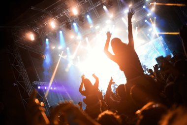 Müzik Festivali'nde zevk mutlu dans kalabalık portresi