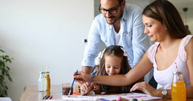 Mutlu aile evde eğlenceli zaman harcama