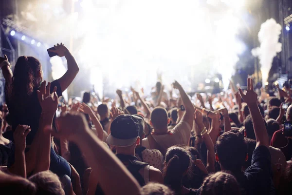 Portret Van Gelukkig Dansende Menigte Genieten Muziekfestival — Stockfoto