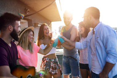 Çatı partisinde arkadaşlarınızla harika vakit geçiriyor