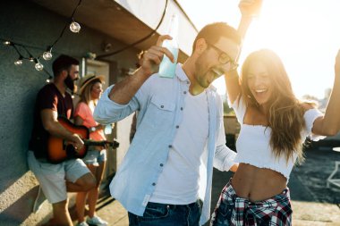 Güzel kaygısız arkadaş dans Grubu yaz aylarında eğlenin