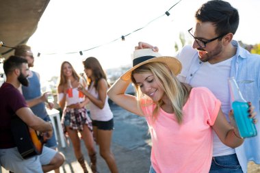 Neşeli genç dans eden çift yazın eğleniyor ve eğleniyor.