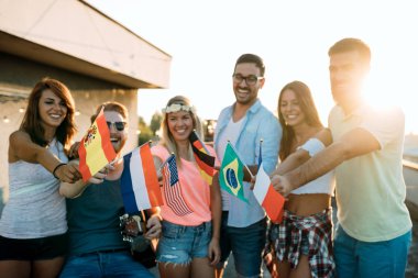 Genç nesillerin mutlu genç arkadaşları ve farklı culutres eğleniyor, ırksal önyargılar olmadan barış teşvik